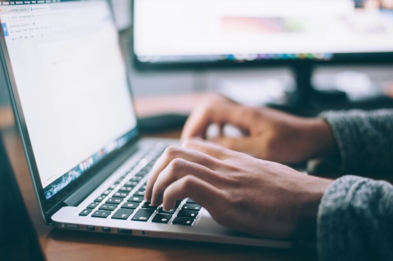 IELTS online czy stacjonarnie – co wybrać?