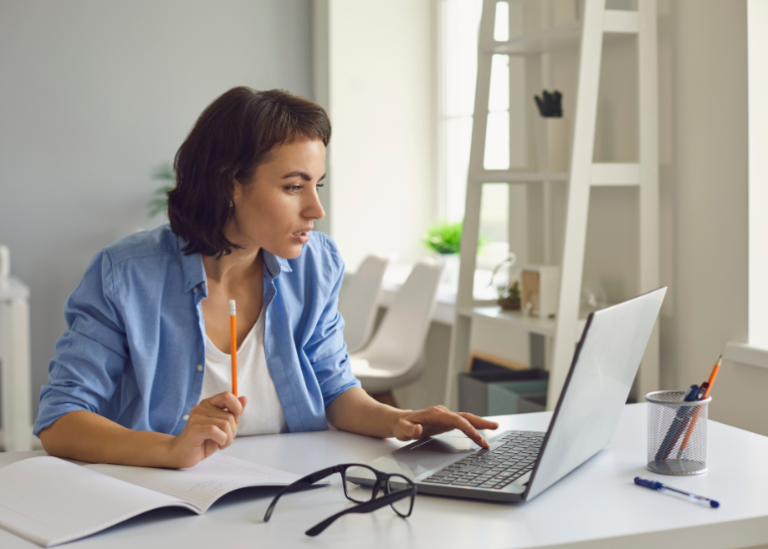 Kurs IELTS online czy samodzielna nauka – co wybrać przy wyniku docelowym 6.5/7.0?